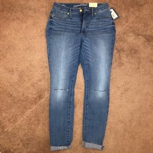 blue Jeans with ripped knee